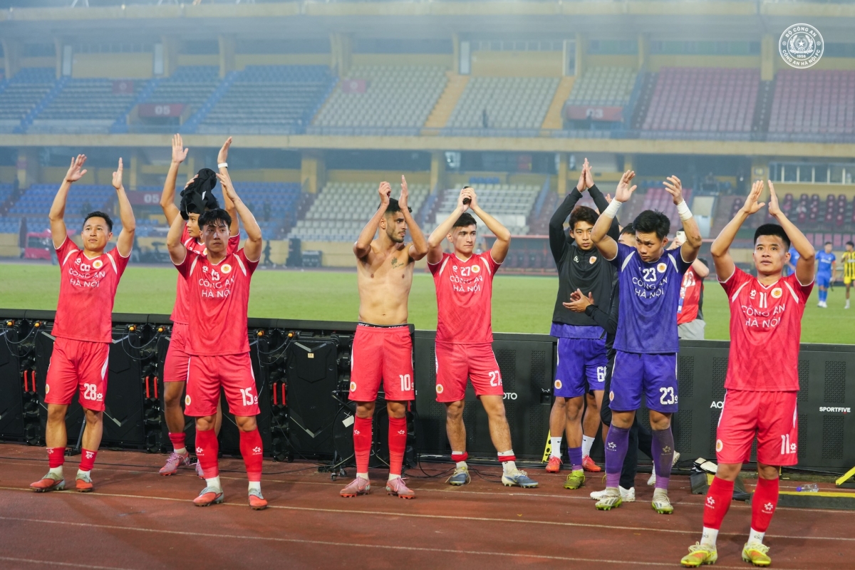 Các cầu thủ CAHN tri ân người hâm mộ luôn đồng hành cùng đội bóng (Ảnh CAHN FC)