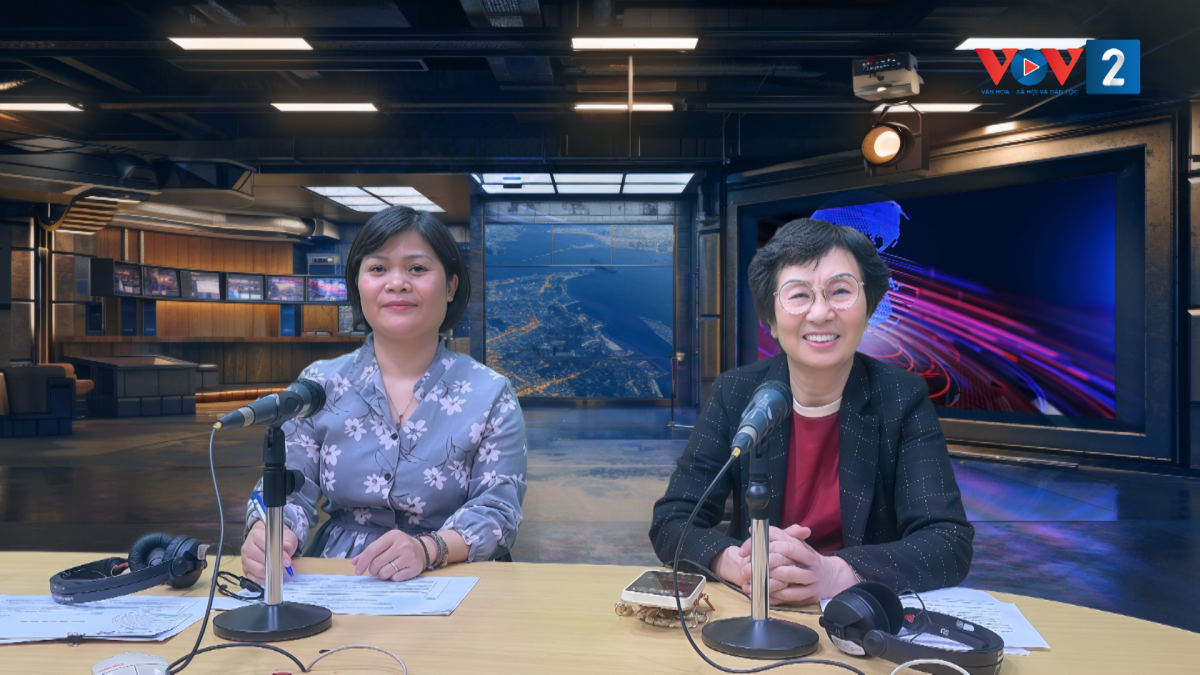 PGS.TS Bùi Thị An (phải) tại phòng thu VOV2
