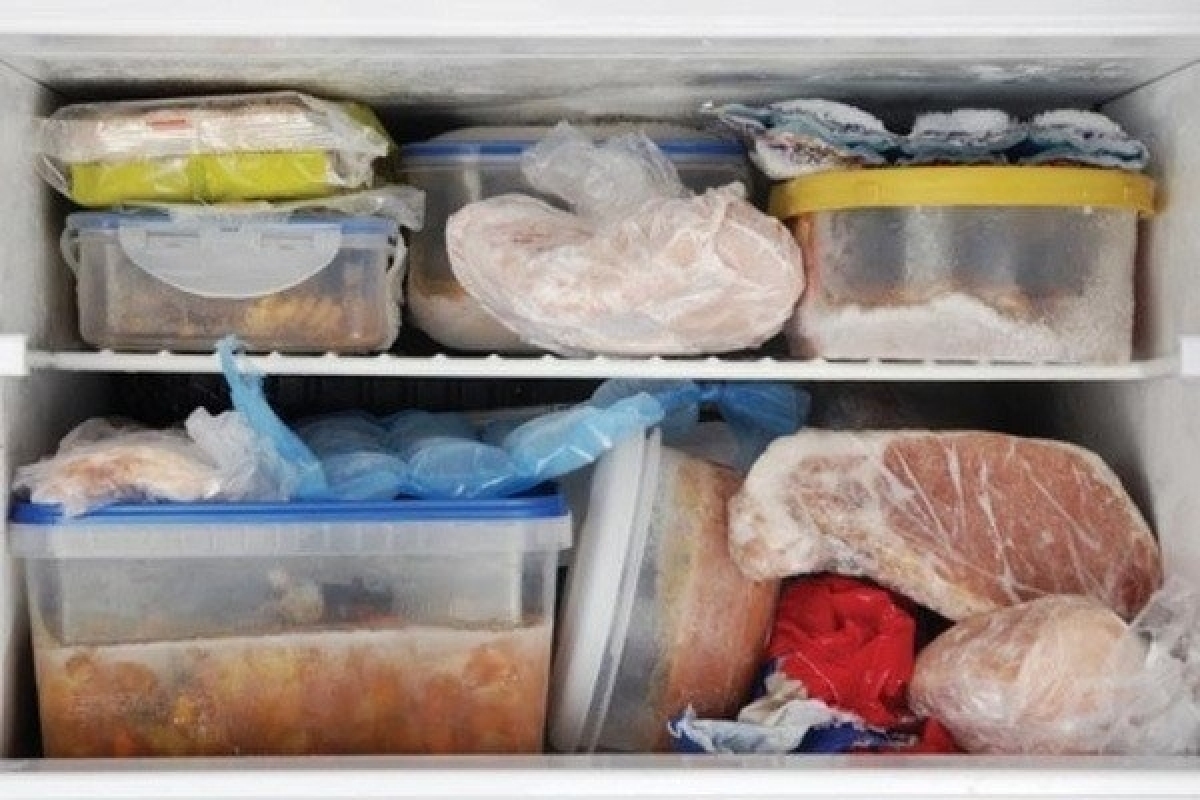 Tình trạng thực phẩm tích trữ trong tủ lạnh quá nhiều khiến chất lượng không đảm bảo. Ảnh: Internet