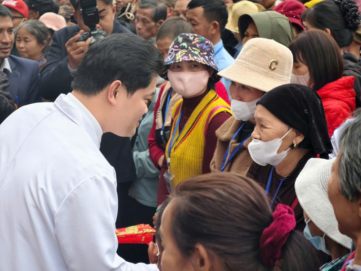 Thứ trưởng Thường trực Bộ Y tế Vũ Mạnh Hà trao quà và gửi lời chúc Tết đến bệnh nhân và gia đình người bệnh (Ảnh: Bộ Y tế)