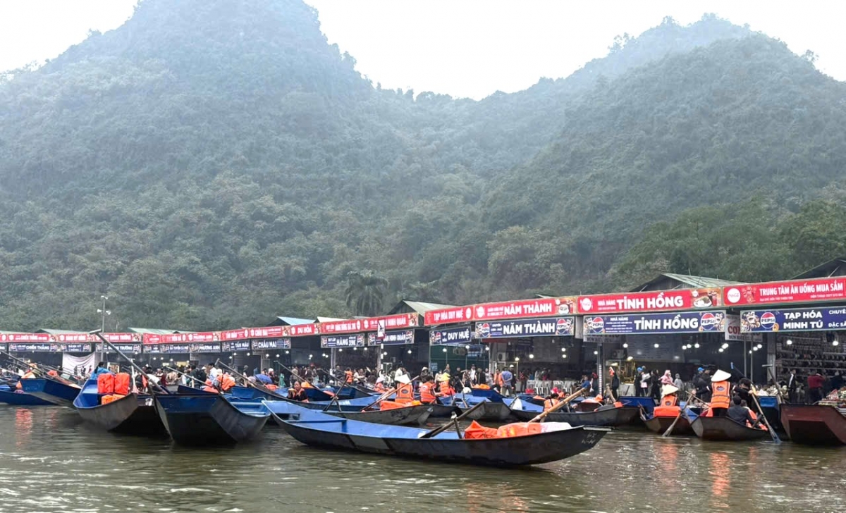 Sự ngăn nắp, trật tự tại bến đò tạo thuận lợi cho khách du xuân. Ảnh: Đình Dũng