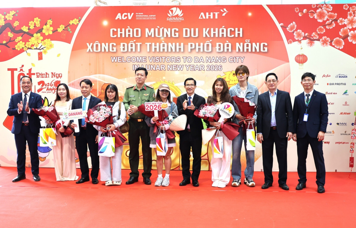 Đà Nẵng chào đón du khách "xông đất" tại Cảng hàng không quốc tế Đà Nẵng. Ảnh: Báo Đà Nẵng