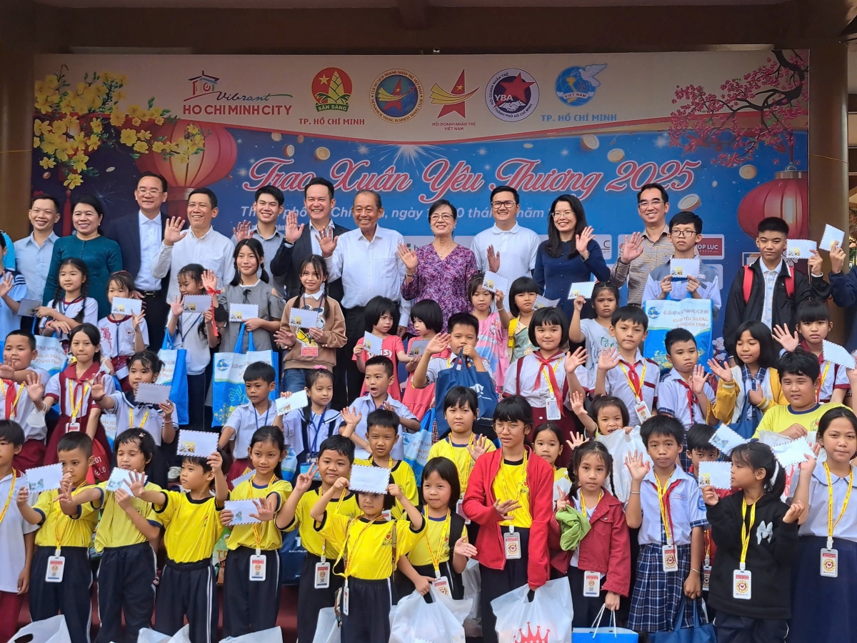 Trao tặng quà Tết tại TP Hồ Chí Minh. Ảnh:hochiminhcity.gov.vn