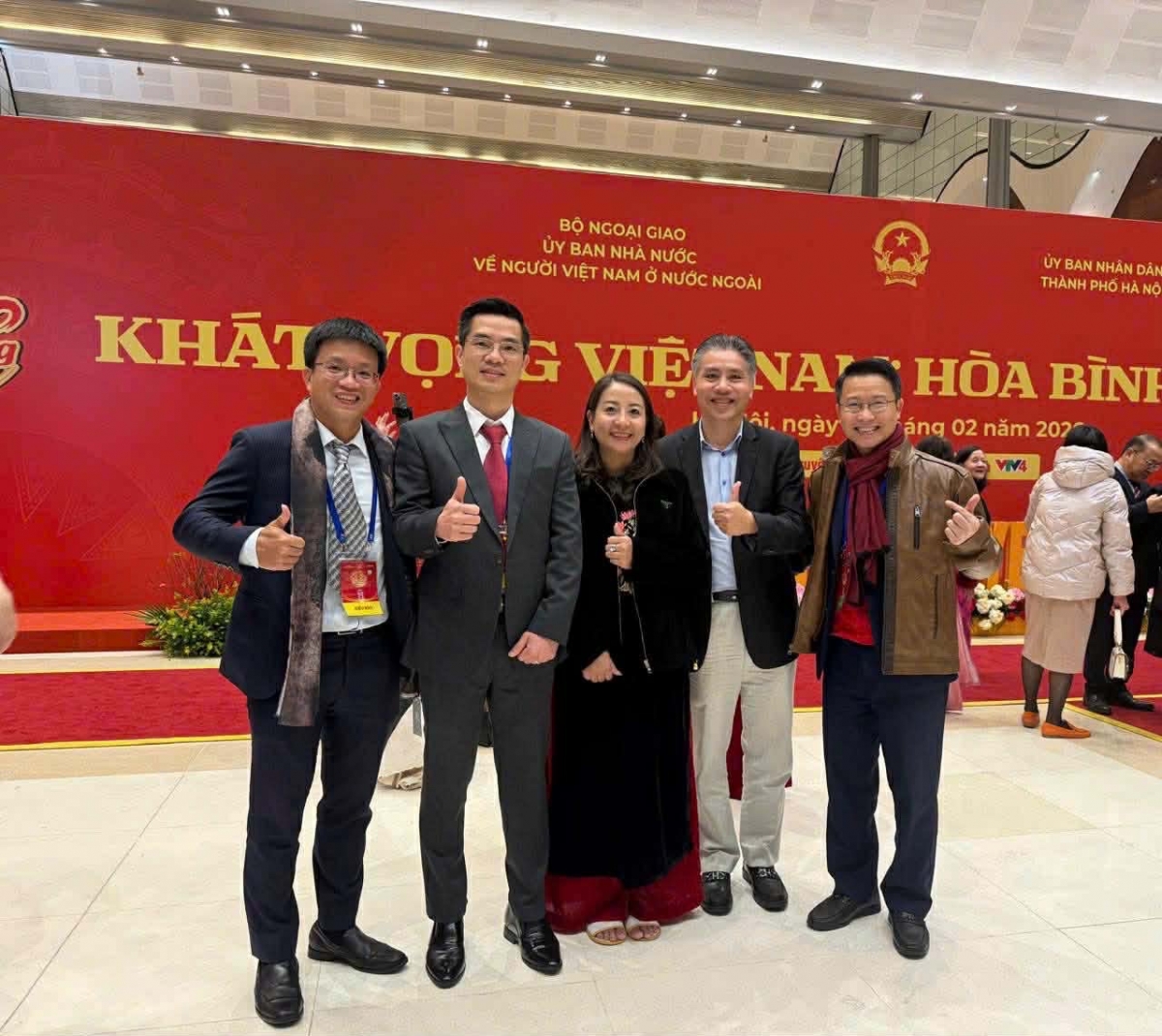 TS Lê Anh Đức (ngoài cùng bên trái) cùng các nhà khoa học Việt Kiều trong chương trình Xuân quê hương 2026  (Ảnh: NVCC)