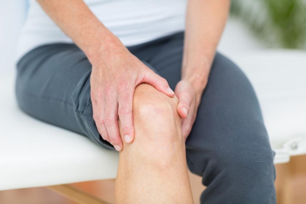 Những người có khớp yếu hoặc bị viêm khớp, thoái hóa khớp, loãng xương thường cảm thấy đau đớn hơn khi trời lạnh và nồm ẩm. (Ảnh Internet)