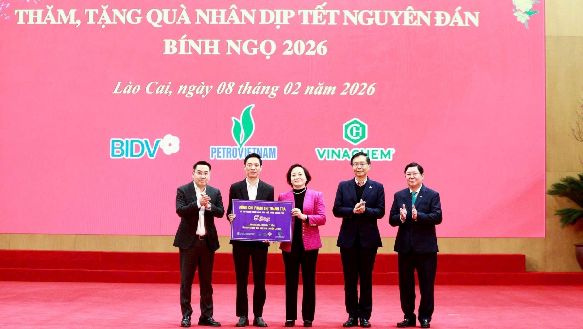 Trao tặng quà Tết cho đối tượng chính sách, người lao động tỉnh Lào Cai. Ảnh: baochinhphu.vn
