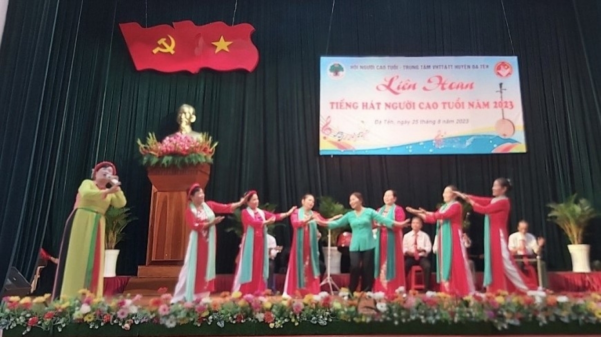 Bà Nguyễn Thị Hằng (thứ 3 từ phải sang) tham gia biểu diễn văn nghệ.Ảnh ngaymoionline