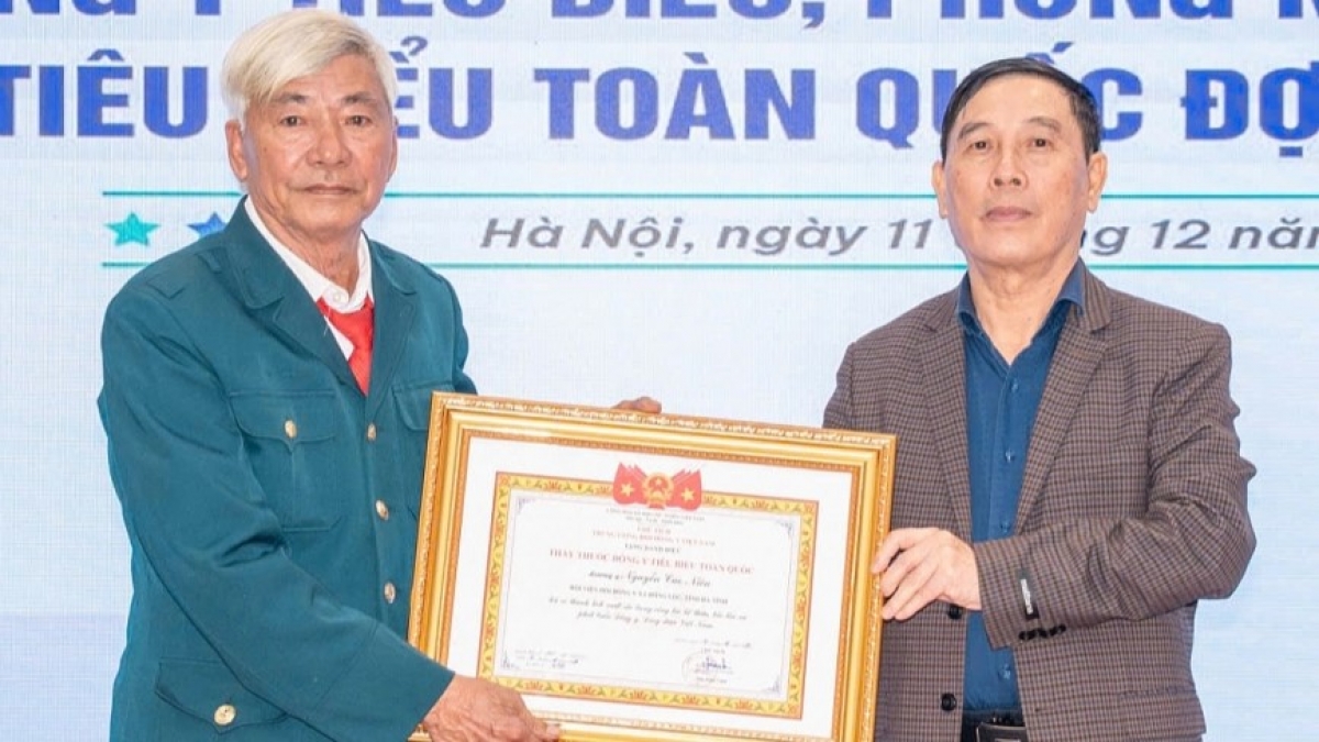 Lương y Nguyễn Cao Niên (bên trái) đón nhận Bằng khen của Hội Đông y Việt Nam. Ảnh: ngaymoi.online