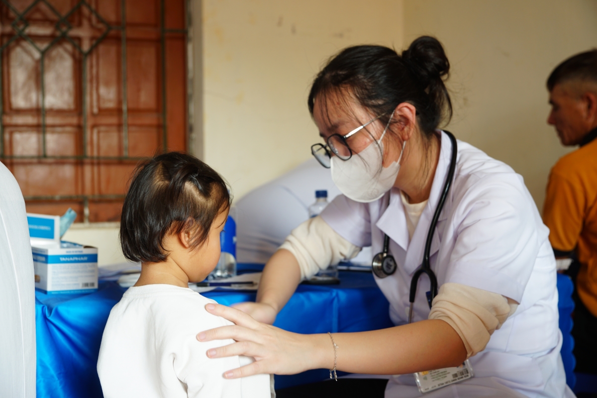 Đặc biệt, trẻ em và đồng bào xã Tam Thái còn được các bác sĩ Quân y và bác sĩ của tỉnh Nghệ An khám bệnh, tư vấn sức khỏe, phát thuốc miễn phí (Ảnh: BTC)
