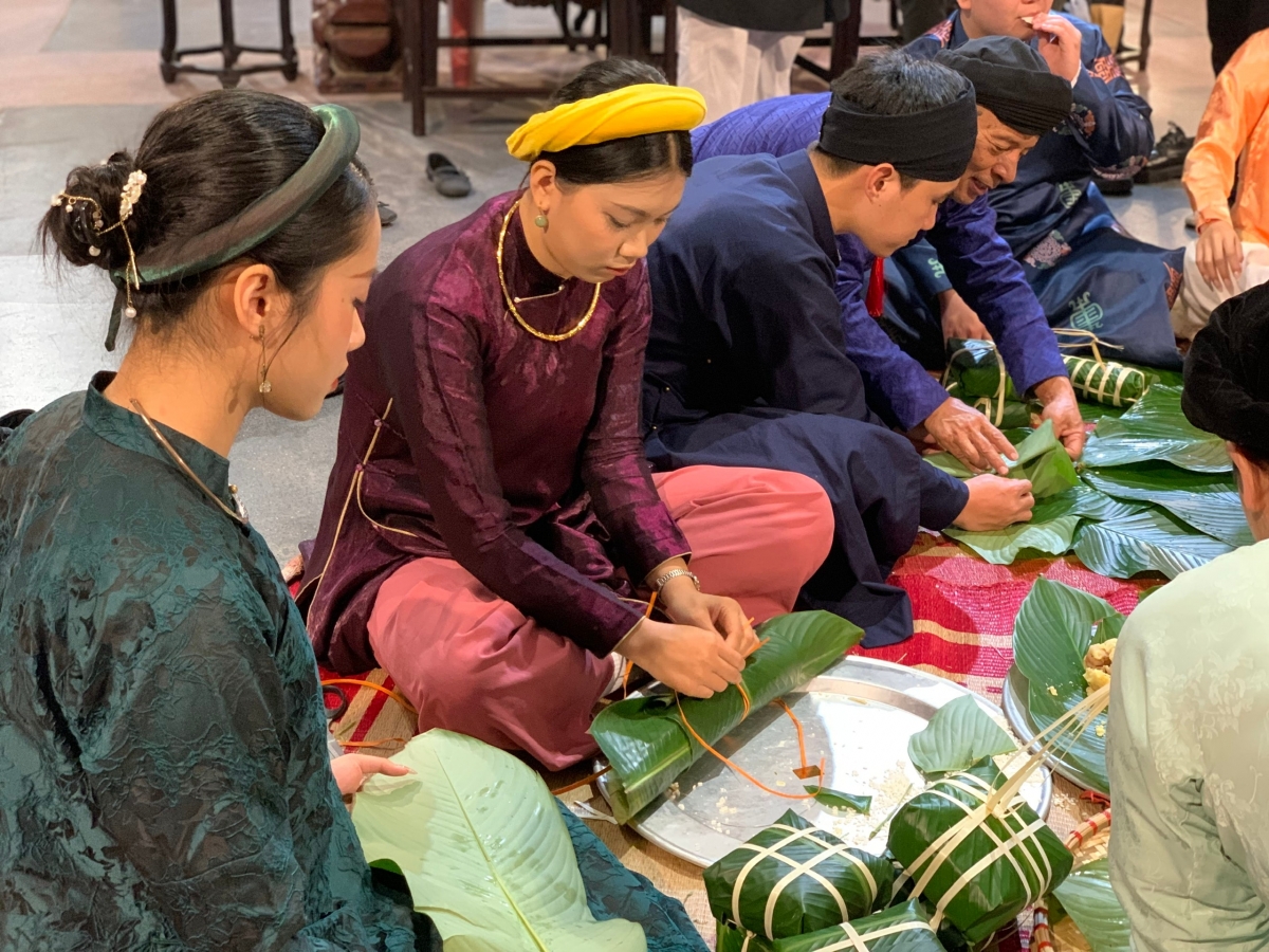 Các bạn trẻ trải nghiệm gói bánh chưng ngày tết - anh kt: daibieunhandan.vn