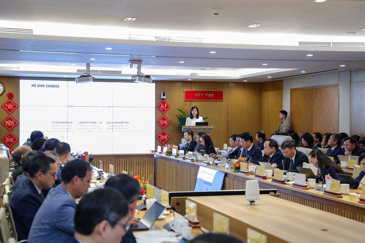 GS.TS Trần Thị Thanh Tú – Trưởng ban Khoa học và Đổi mới sáng tạo, ĐHQGHN trình bày tham luận tại hội nghị (Ảnh: VNU)