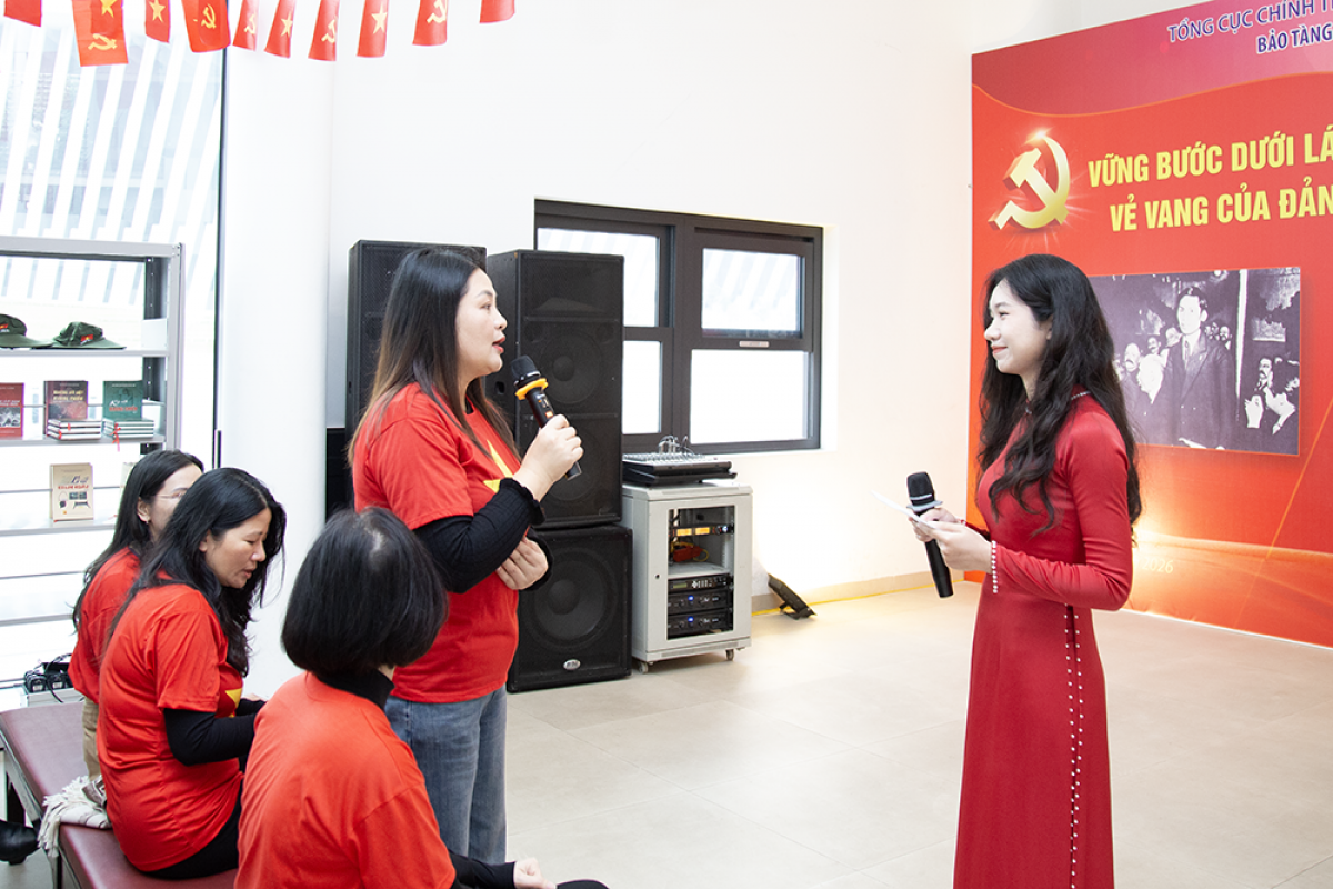 Các bạn trẻ trả lời câu hỏi về các kỳ Đại hội của Đảng. Ảnh: Minh Nguyệt
