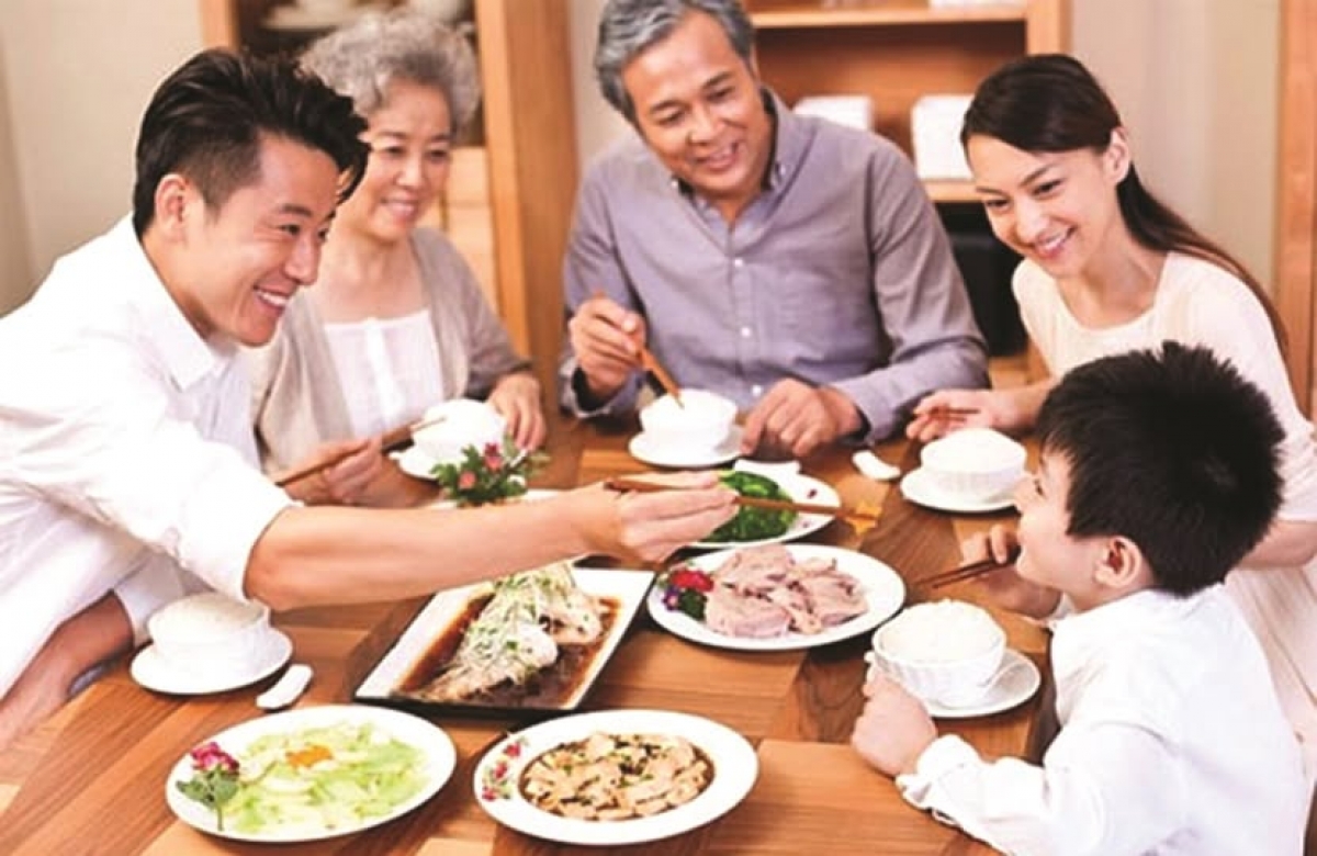 Bữa cơm gia đình là nét đẹp văn hóa truyền thống, là không gian gắn kết các thế hệ, nuôi dưỡng yêu thương và gìn giữ hạnh phúc gia đình Việt Nam. (Ảnh: Cổng TTĐT Bộ VHTTDL)