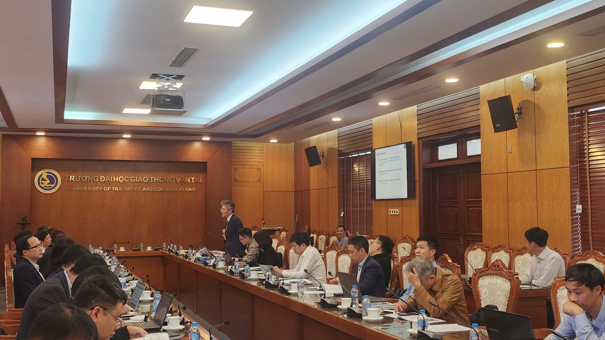 GS.TS Akimasa Fujiwara, nguyên Phó chủ tịch ĐH Hiroshima, Phó hiệu trưởng trường Cao học Khoa học và Kỹ thuật tiên tiến, Chủ tịch Hiệp hội Nghiên cứu Giao thông Đông Á (EASTS) phát biểu tại Tọa đàm do Trường ĐH Giao thông vận tải tổ chức (Ảnh: Thu Lương)