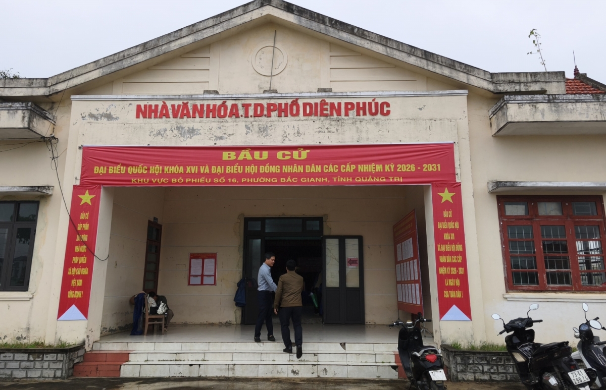 Bà con ở giáo xứ Diên Phúc tham gia bầu cử tại khu vực bầu cử số 16, tổ dân phố Diên Phúc, phường Bắc Gianh, tỉnh Quảng Trị