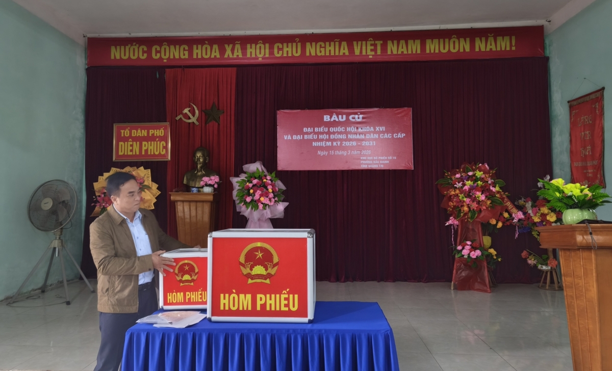Kiểm tra hòm phiếu trước khi bắt đầu bầu cử