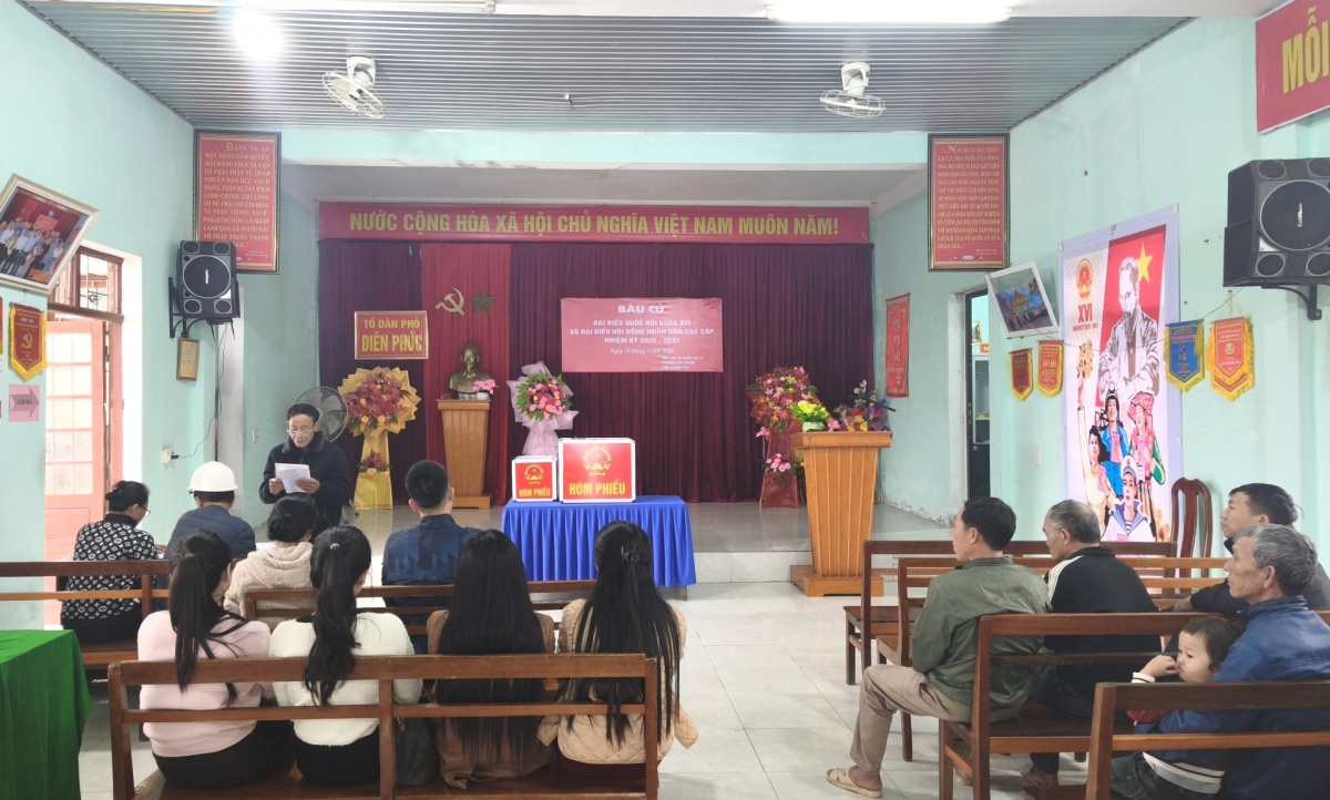 Quán triệt các quy định cho tổ phục vụ bầu cử và cử tri trước khi bắt đầu bỏ phiếu