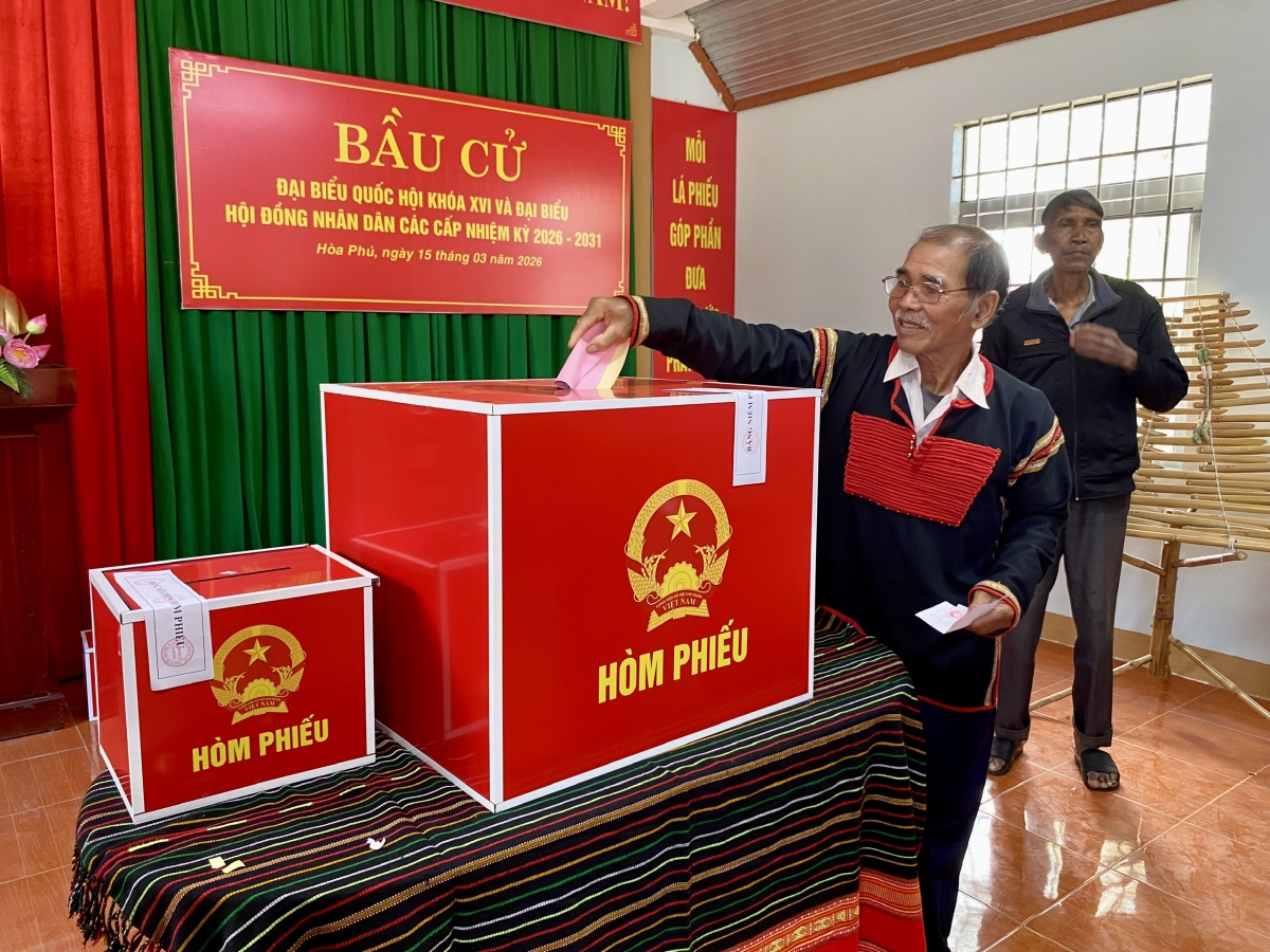 Sau khi cân nhắc kỹ lưỡng, lựa chọn ứng cử viên, cử tri bỏ phiếu bầu cử.