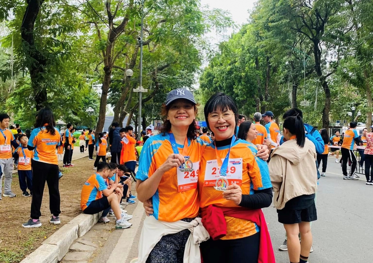 Bà Hoàng Tú Anh (Bên phải ảnh), giám đốc Trung tâm Sáng kiến Sức khỏe và Dân số cũng khuyến khích nữ giới tăng cường rèn luyện thể lực trong nhiều nội dung hoạt động trung tâm hướng tới cộng đồng.
