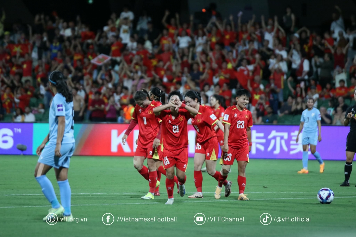 Ngân Thị Vạn Sự tỏa sáng với một cú đúp giúp tuyển nữ Việt Nam giành chiến thắng 2-1 (ảnh VFF)