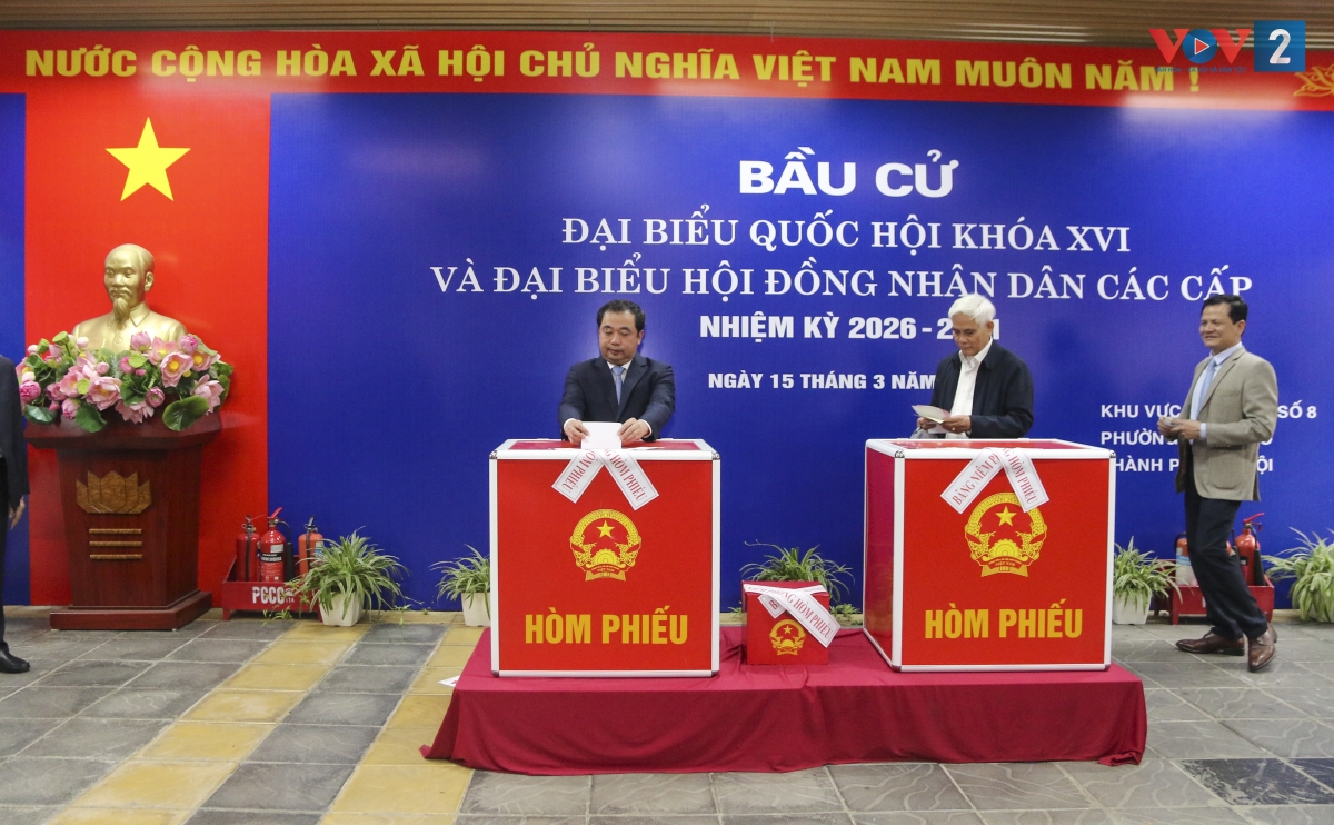 Ủy viên Bộ Chính trị, Bộ trưởng Bộ Nông nghiệp và Môi trường Trần Đức Thắng cùng các cử tri đầu tiên đã có mặt từ sớm để thực hiện quyền và nghĩa vụ thiêng liêng của mình trong kỳ bầu cử trọng đại.