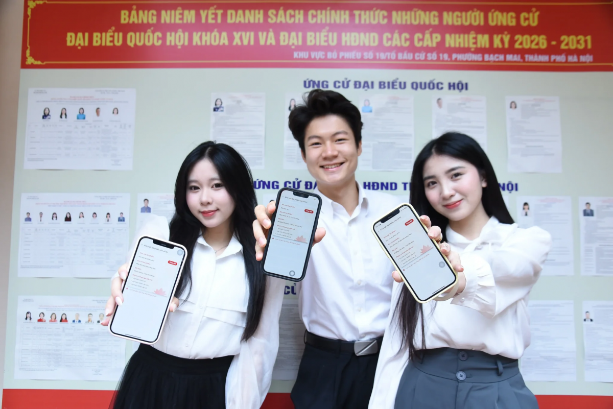 Cử tri trẻ tại Đại học Kinh tế Quốc dân sẵn sàng cho ngày hội lớn của toàn dân (Ảnh: Neu)