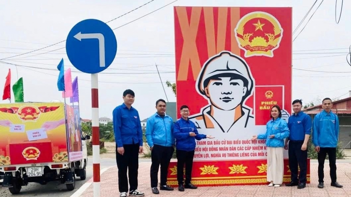 Đoàn viên thanh niên xã Yên Lãng, Hà Nội tích cực tham gia tuyên truyền về bầu cử. Ảnh: hanoimoi.vn