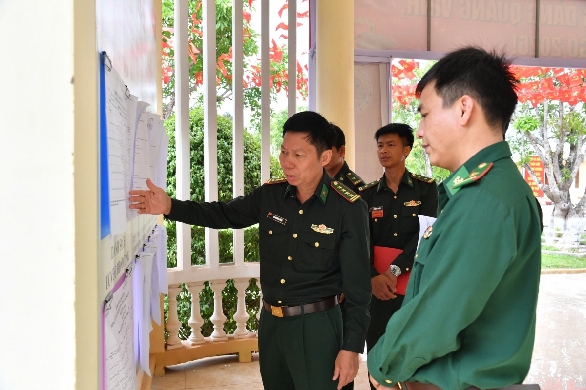 Đại tá Đỗ Quang Thấm, Chính ủy Bộ đội Biên phòng tỉnh Đắk Lắk kiếm tra công tác chuẩn bị bầu cử ở các địa bàn biên giới (Ảnh: Công Bắc)