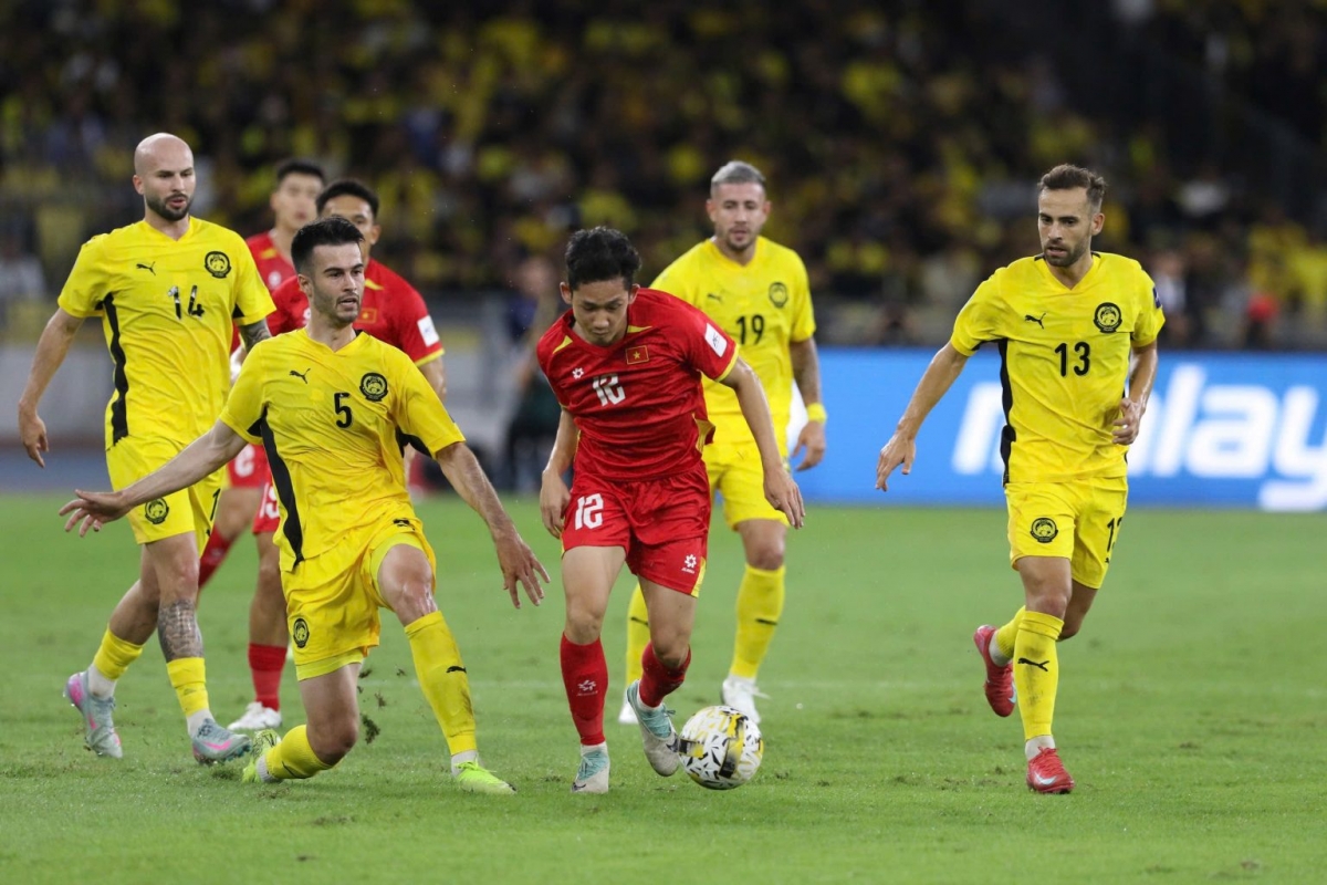 
Đội tuyển Malaysia (vàng) bị xử thua 0-3 cả hai trận tại vòng loại Asian Cup 2027 (gặp Nepal và gặp Việt Nam) do sử dụng cầu thủ nhập tịch không đúng quy định (Ảnh VFF)