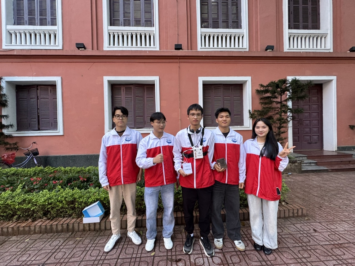 Nhóm sinh viên với đề tài "Thiết bị đeo thông minh hỗ trợ người khiếm thị" - Ảnh : Thu Lương 