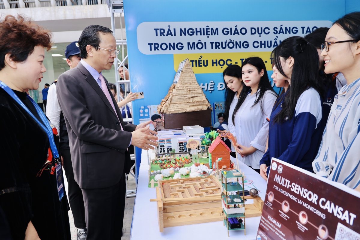 Thứ trưởng thường trực Bộ GD-ĐT Phạm Ngọc Thưởng thăm khu vực trưng bày dự án tham gia Cuộc thi Khoa học kỹ  thuật cấp quốc gia năm học 2025-2026 (Ảnh: moet)