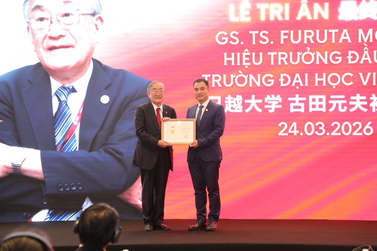 PGS.TS Phạm Bảo Sơn - Phó Giám đốc ĐHQGHN trao Kỷ niệm chương cho GS. Furuta Motoo
(Ảnh: VNU)