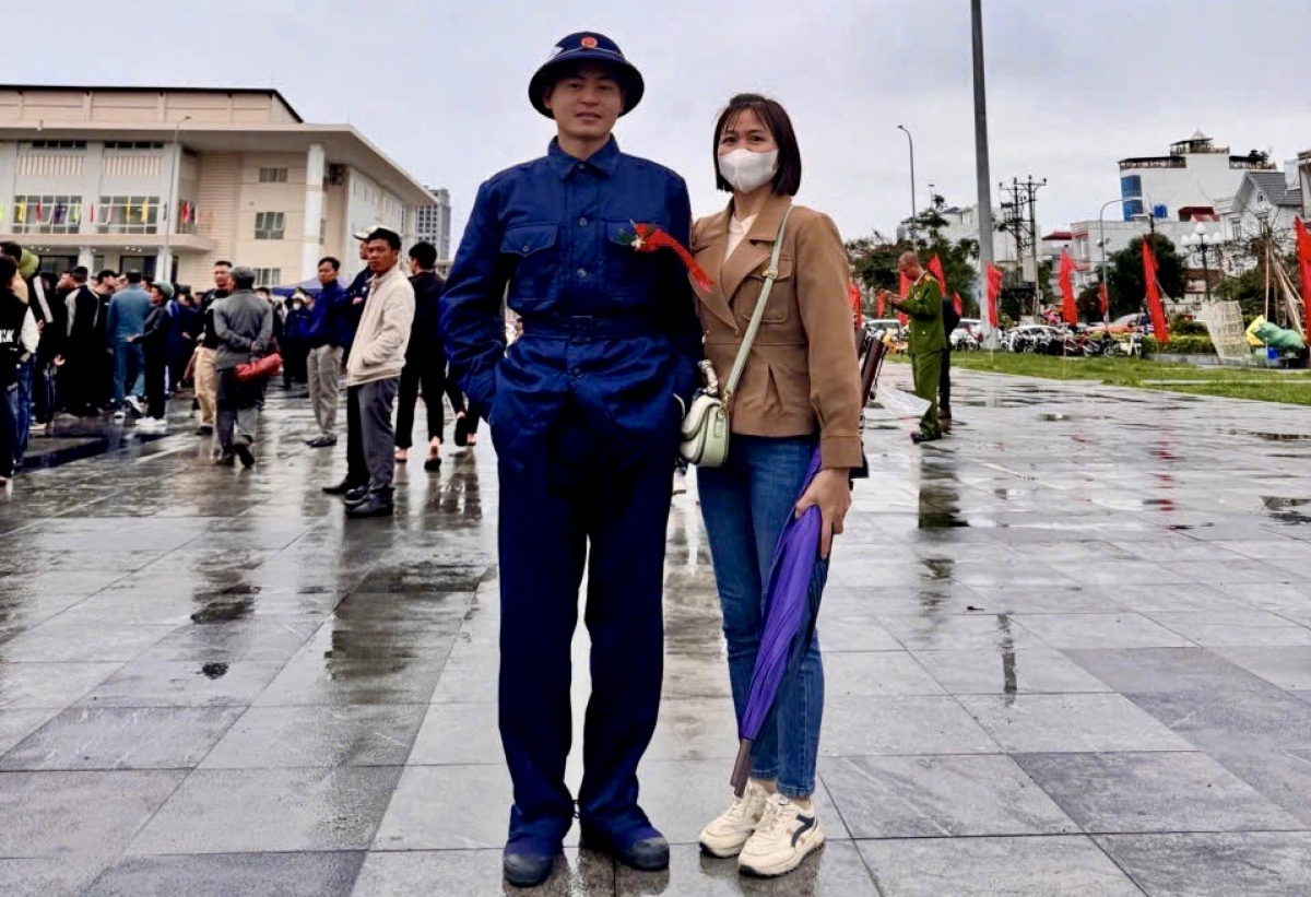 Tân binh Mai Đăng Đức đã tốt nghiệp Học viện Báo chí và Tuyên truyền viết đơn tình nguyện nhập ngũ, cùng mẹ trong buổi giao, nhận quân sáng 4/3 (Ảnh: Viết Tôn)