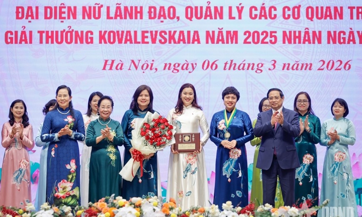 Thủ tướng Phạm Minh Chính trao Giải thưởng Kovalevskaia năm 2025 cho tập thể các nhà khoa học nữ thuộc Khoa Kỹ thuật Thực phẩm, Trường Hóa và Khoa học sự sống, Đại học Bách khoa Hà Nội. Ảnh: Nhật Bắc