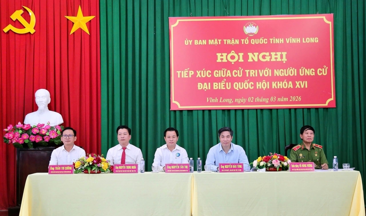 Phó Giáo sư Tiến sĩ Nguyễn Đào Tùng, Giám đốc Học viện Tài chính, ứng viên Đại biểu Quốc hội khóa XVI (thứ hai từ phải sang) tiếp xúc cử tri tại tỉnh Vĩnh Long (Ảnh: VOV)
