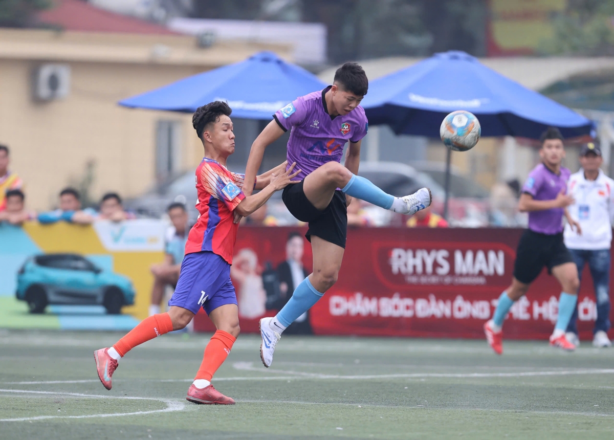 Hiếu Hoa Quahaco (áo đỏ) giành 3 điểm trọn vẹn trong ngày khai mạc giải đấu (ảnh: Vietfootball)