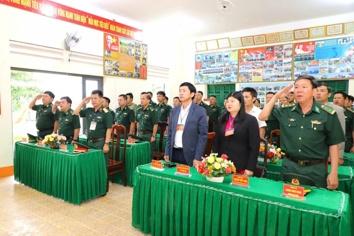 Thiếu tướng Đinh Hồng Tiếng - Uỷ viên Ban Thường vụ, Chỉ huy trưởng Bộ Chỉ huy quân sự tỉnh Lâm Đồng và lãnh đạo xã Thuận An dự, chỉ đạo bầu cử sớm tại Đồn BP Đắk M'Bai (Ảnh: CTV)