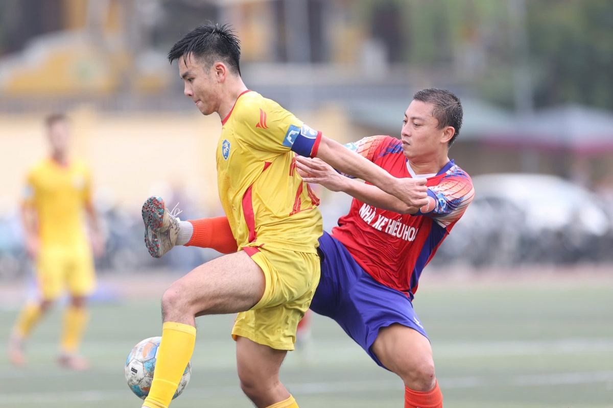 DTS (áo vàng) có chiến thắng quan trọng trong trận cầu tâm điểm của vòng 2 (ảnh: Vietfootball)
