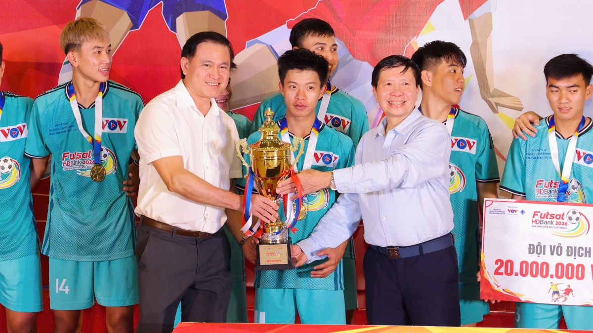 Phó Tổng giám đốc VOV Vũ Hải Quang (bên phải) trao cúp vô địch cho đội futsal trường Đại học Nam Cần Thơ (Ảnh: Hồng Phương)