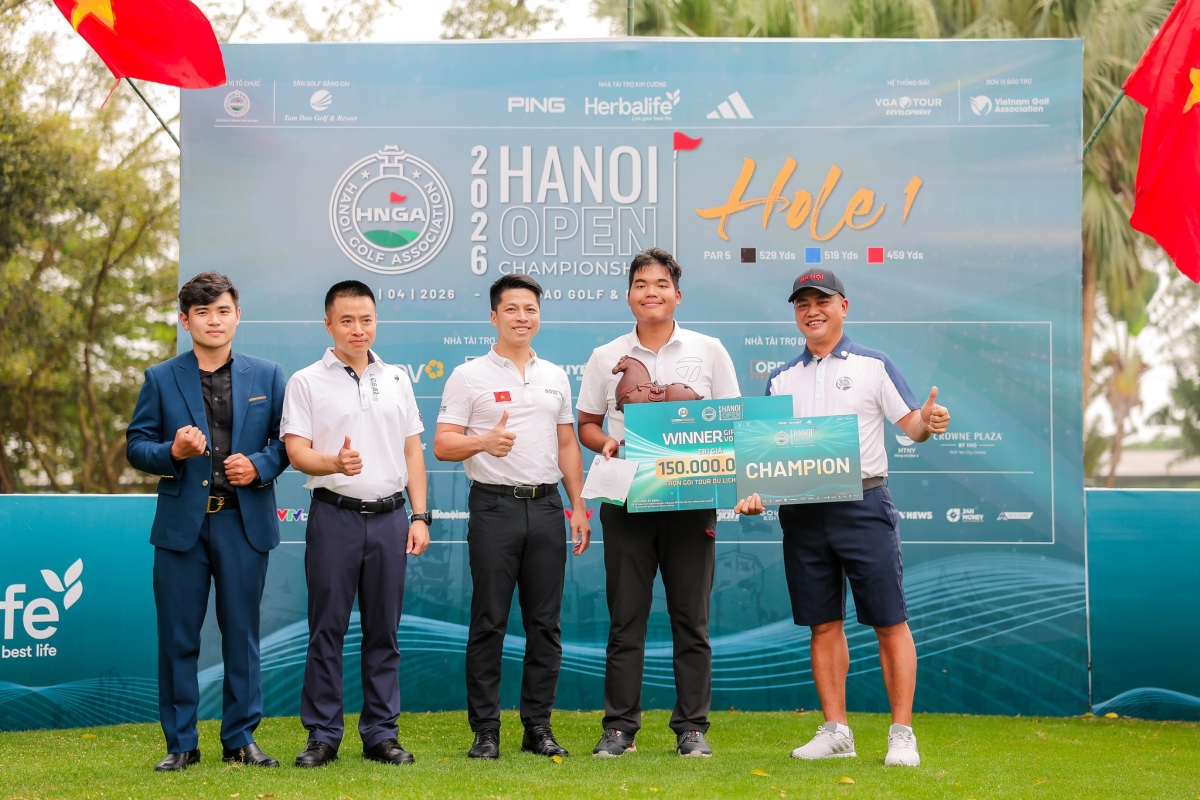 Nguyễn Đức Sơn có được danh hiệu đầu tiên kể từ khi lên chơi chuyên nghiệp (ảnh: VGA)