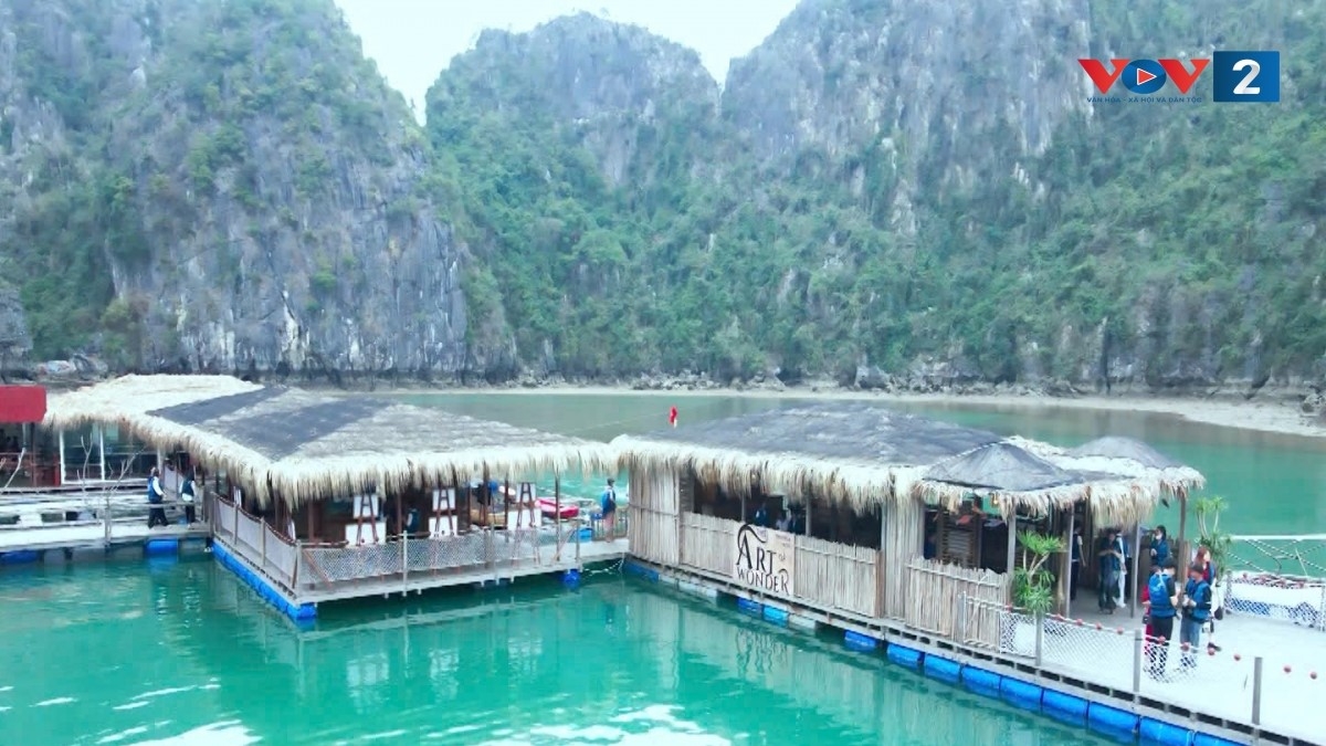 Ngày nay, giữa nhịp phát triển của du lịch, làng chài Vung Viêng vẫn kiên trì giữ gìn bản sắc riêng. Những chuyến thuyền đưa du khách len lỏi qua từng mái nhà nổi không chỉ là hành trình tham quan, mà còn là hành trình chạm vào ký ức - nơi hồn xưa vẫn còn nguyên vẹn.