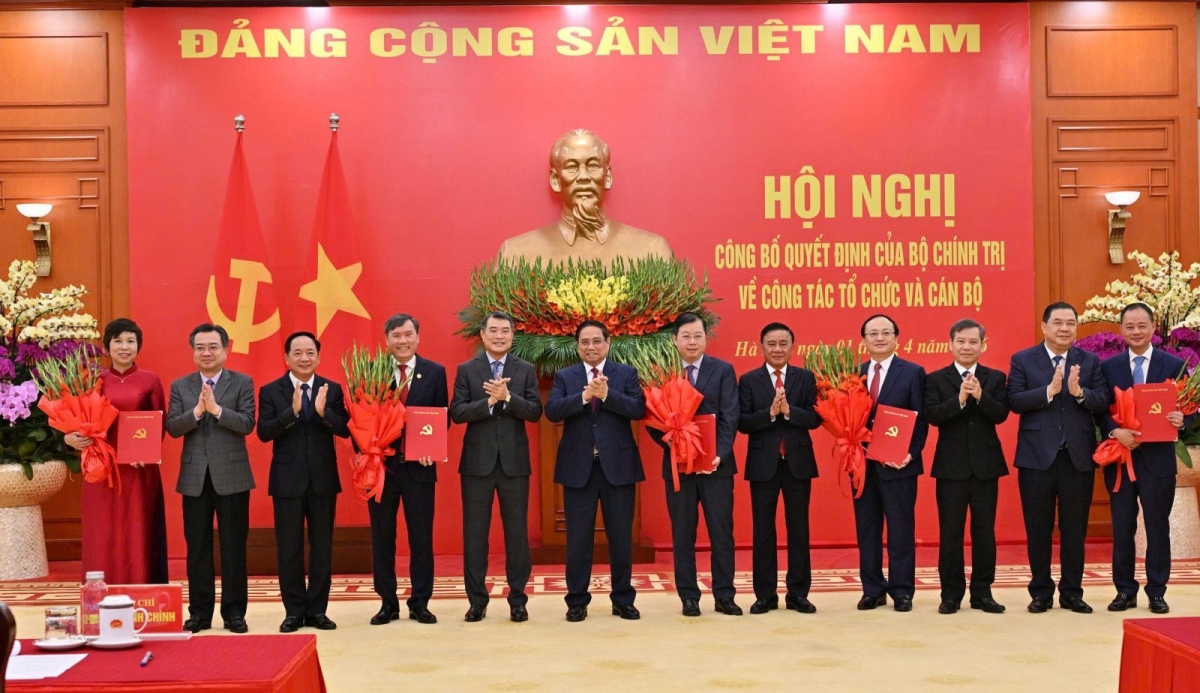 Thủ tướng Phạm Minh Chính, Thường trực Ban Bí thư Trần Cẩm Tú và các lãnh đạo Đảng, Nhà nước chúc mừng 5 cơ quan.