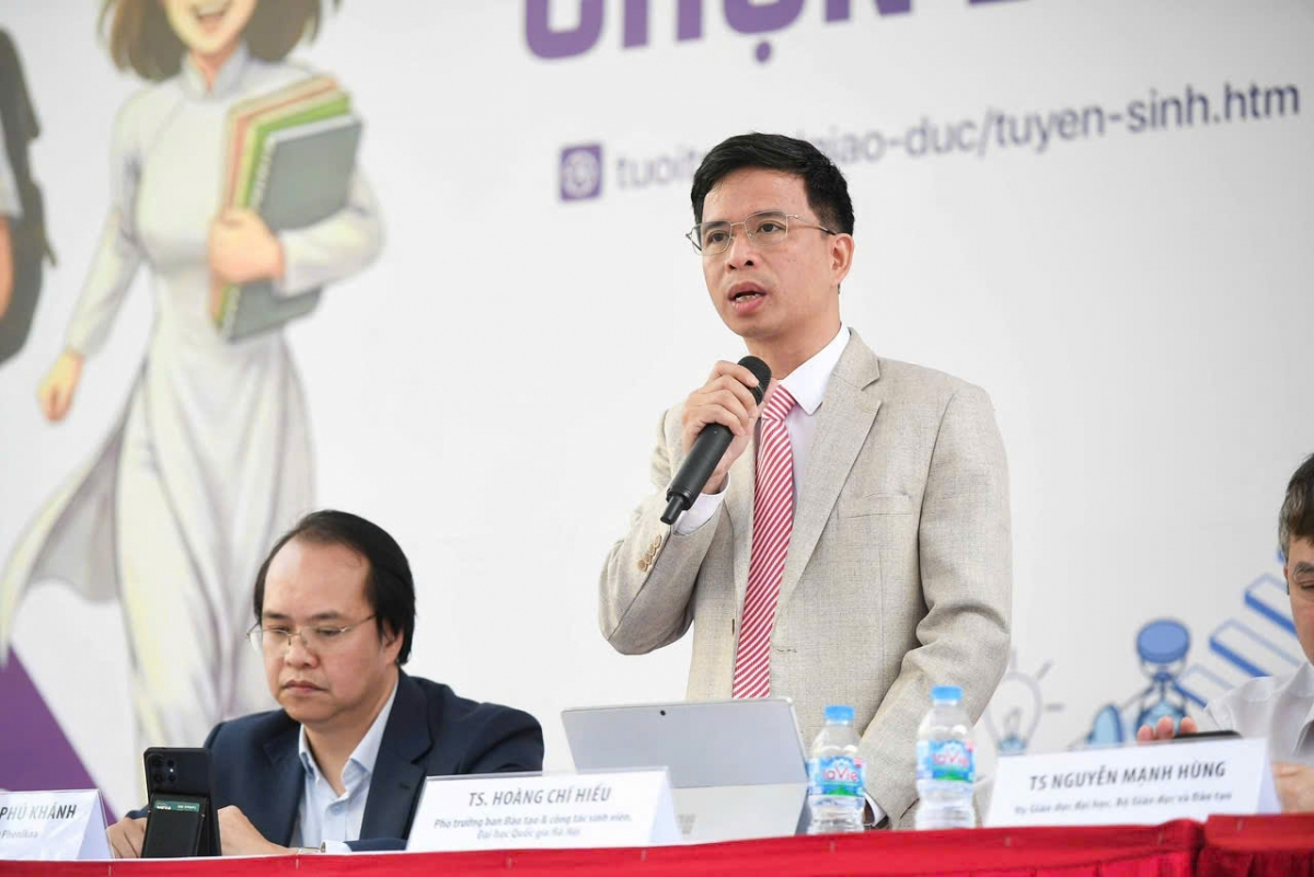 Tiến sĩ Hoàng Chí Hiếu, Phó Trưởng ban Đào tạo Đại học Quốc gia Hà Nội chia sẻ tại Ngày hội tư vấn tuyển sinh 3/2026 (Ảnh : VNU)