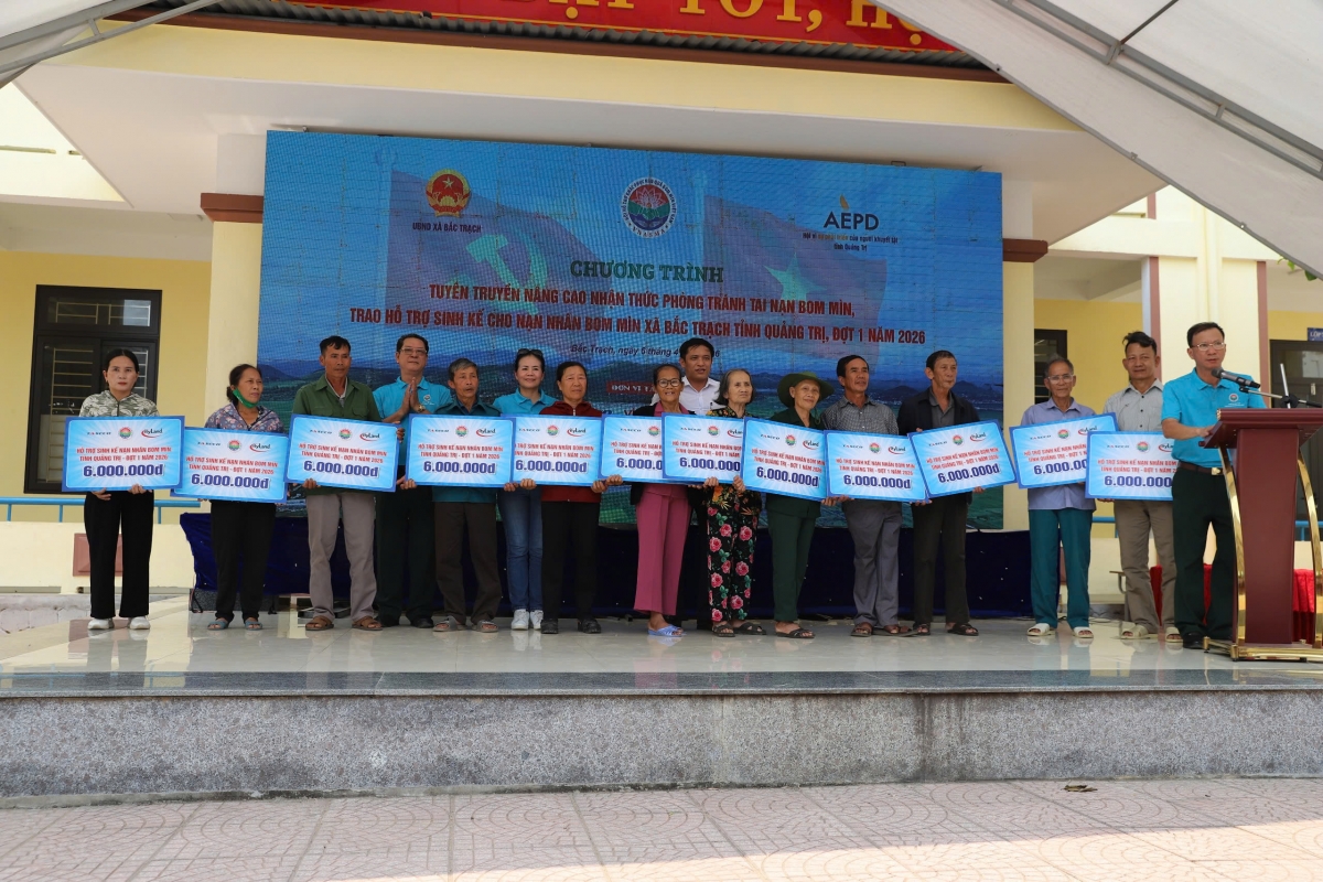 Trao hỗ trợ sinh kế cho nạn nhân bom mìn xã Bắc Trạch, Quảng Trị 