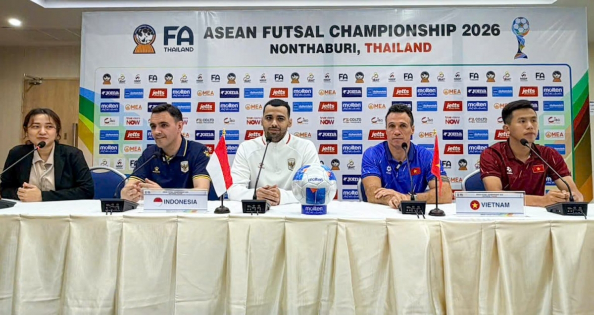 HLV Diego Giustozzi (áo xanh) khẳng định Việt Nam đã sẵn sàng cho trận đại chiến với Indonesia (Ảnh VFF)