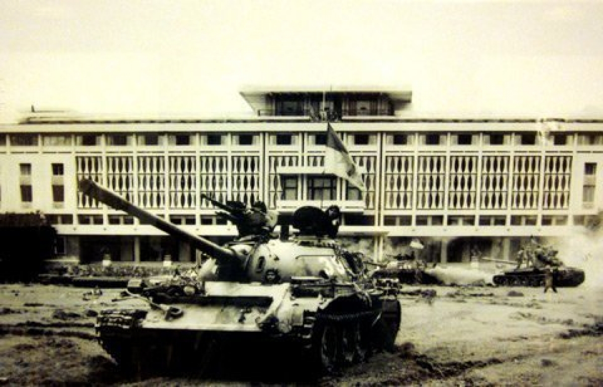 Xe tăng quân giải phóng đánh chiếm phủ Tổng thống Ngụy lúc 9 giờ 30 ngày 30/4/1975 (Ảnh tư liệu)