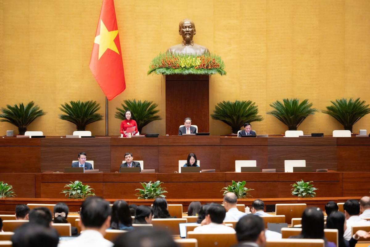 Đoàn chủ tọa tại phiên họp sáng 22/4 (Ảnh: Quochoi.vn)