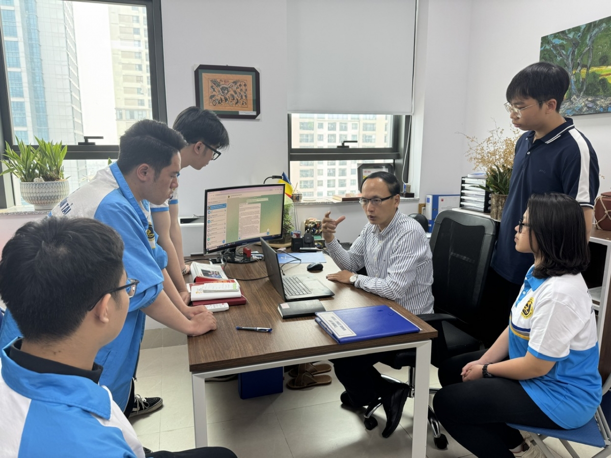 GS.TS Bùi Tiến Thành, Trưởng khoa Công trình, trường ĐH Giao thông Vận tải trong giờ làm việc với các sinh viên (Ảnh: Thu Lương)
