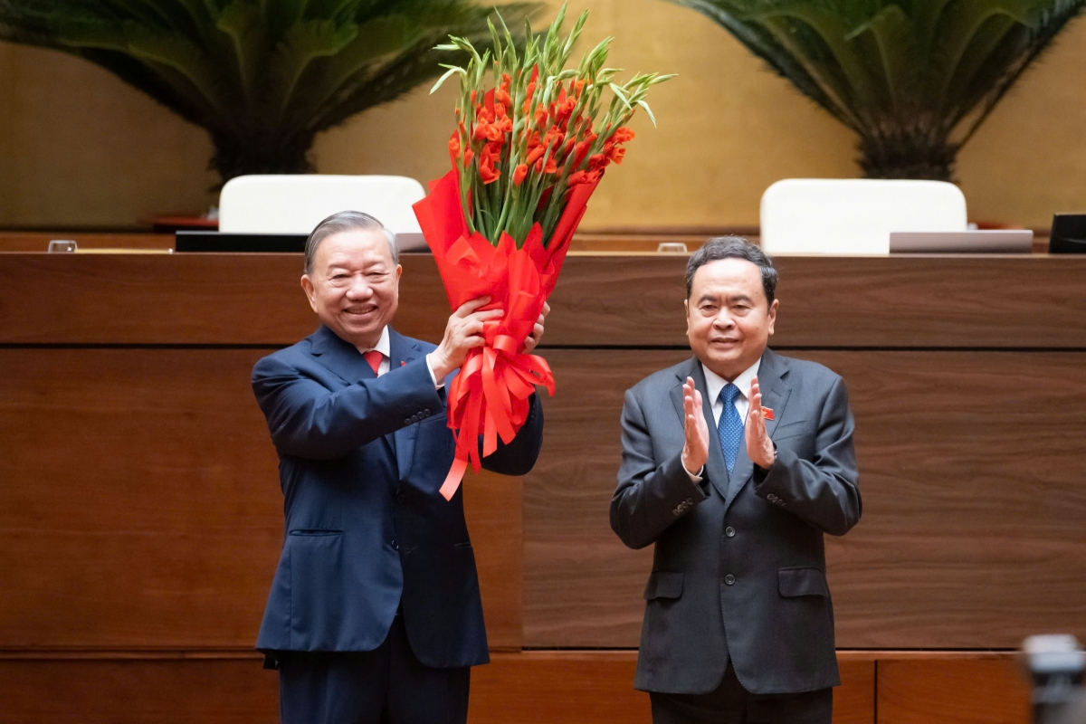 Chủ tịch Quốc hội Trần Thanh Mẫn thay mặt Lãnh đạo Đảng, Nhà nước, thay mặt đại biểu Quốc hội tặng hoa chúc mừng Tổng Bí thư, Chủ tịch nước Tô Lâm. Ảnh: Cổng thông tin điện tử Quốc hội