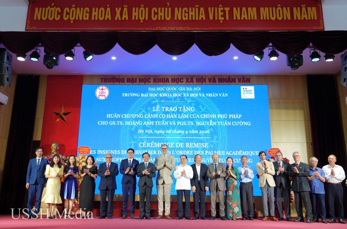 Lãnh đạo Đại sứ quán Pháp tại Việt Nam, các tổ chức và lãnh đạo nhà trường chúc mừng hai nhà khoa học vinh dự nhân Huân chương Cành cọ Hàn lâm (Ảnh : USSH )